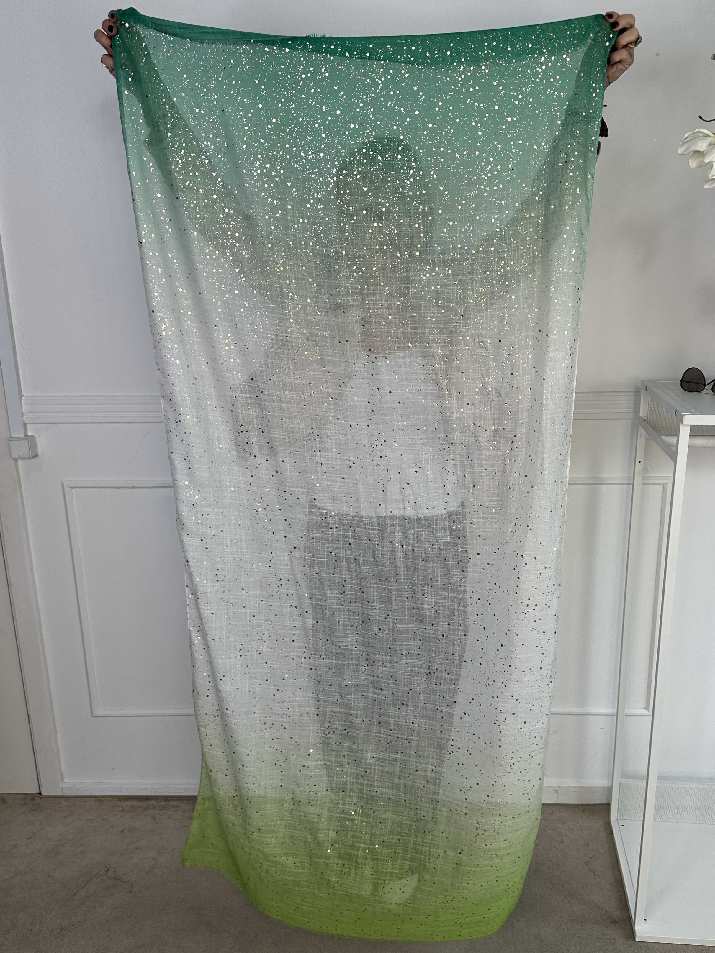 Eliza - Lätt scarf med gulddetaljer